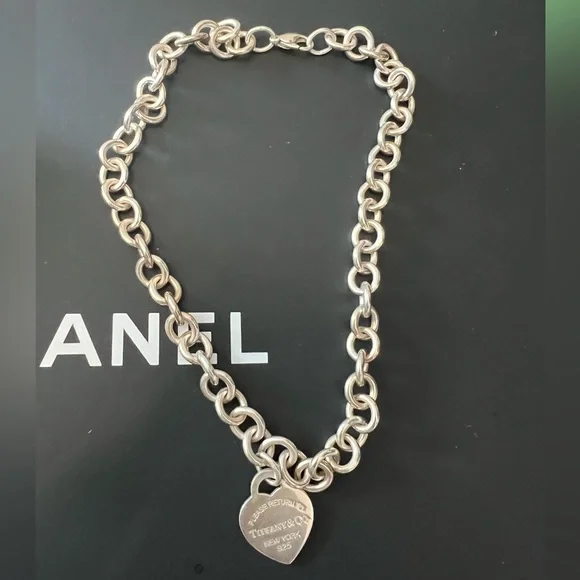 Tiffany & Co heart tag chain link necklace in silver - Picture 3 of 5